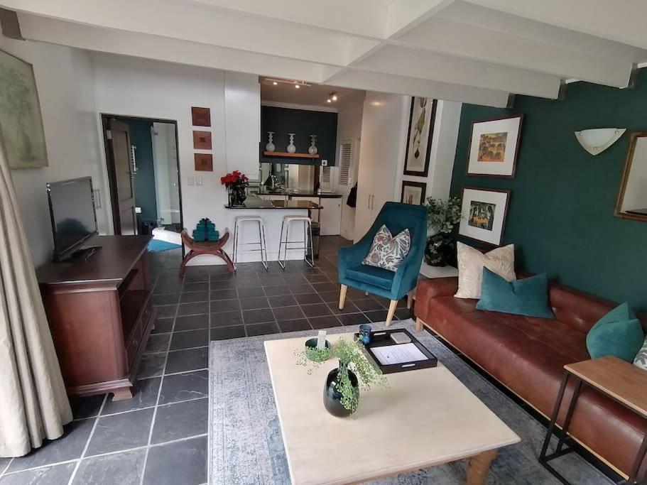 The Lookout Loft, Stroll To Town, Loadshedding Friendly. *