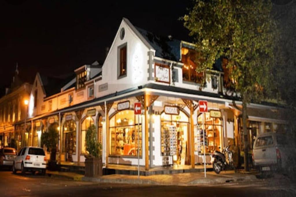 Apartment The Lookout Loft, Stroll To Town, Loadshedding Friendly. Stellenbosch