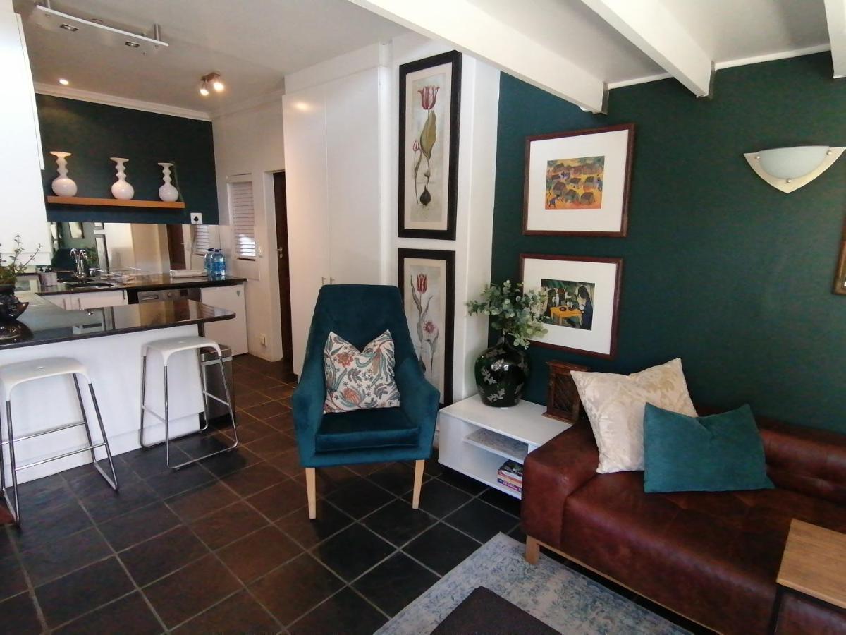 Apartment The Lookout Loft, Stroll To Town, Loadshedding Friendly.