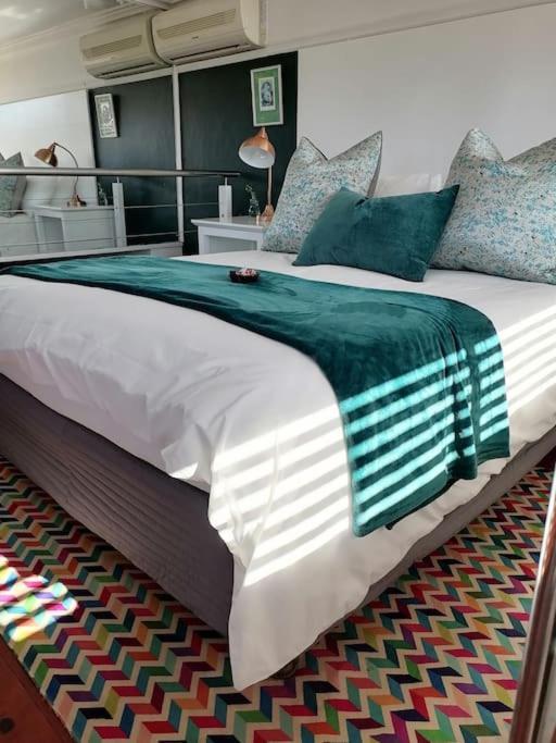 The Lookout Loft, Stroll To Town, Loadshedding Friendly. * Stellenbosch