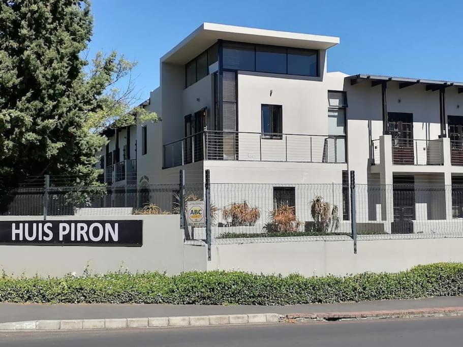 The Lookout Loft, Stroll To Town, Loadshedding Friendly. * Stellenbosch