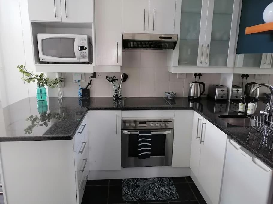 The Lookout Loft, Stroll To Town, Loadshedding Friendly. Stellenbosch