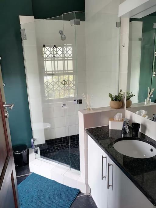 Apartment The Lookout Loft, Stroll To Town, Loadshedding Friendly. Stellenbosch