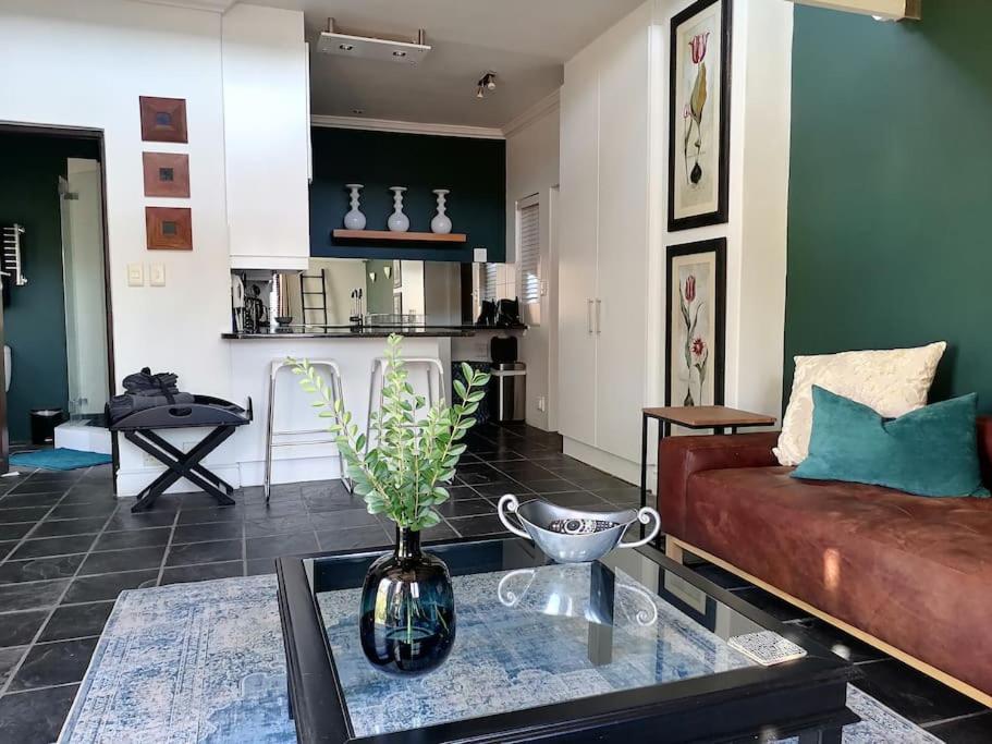The Lookout Loft, Stroll To Town, Loadshedding Friendly. Apartment *